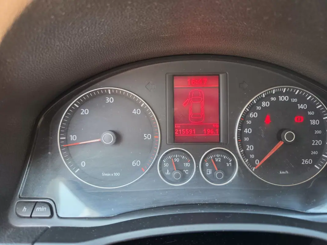 Volkswagen Jetta 2009 - 8750 EUR, 215000 km - AUTO.MOTO.pt - 215000km - foto 5 de 6