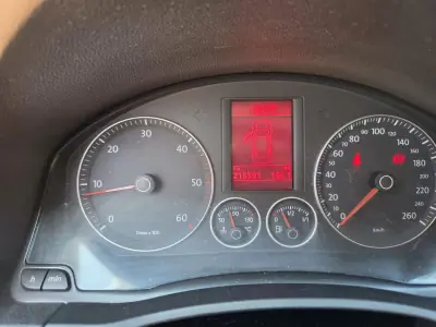 Volkswagen Jetta 2009 - 8750 EUR, 215000 km - AUTO.MOTO.pt - 215000km - foto 5 de 6