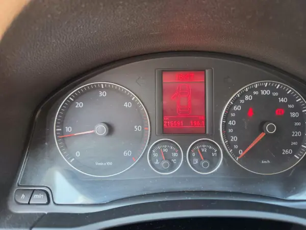 Volkswagen Jetta 2009 - 8750 EUR, 215000 km - AUTO.MOTO.pt - 215000km - foto 5 de 6