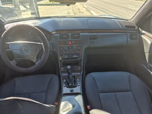 Mercedes-Benz E 220 1997 - 3900 EUR, 500000 km - AUTO.MOTO.pt - 500000km - foto 12 de 28