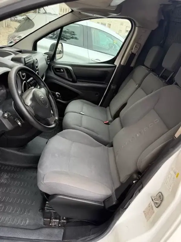 Citroën Berlingo 2015 - 7900 EUR, 221000 km - AUTO.MOTO.pt - 221000km - foto 17 de 29
