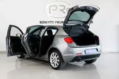 Alfa Romeo Giulietta 2018 - 15900 EUR, 159286 km - AUTO.MOTO.pt - 159286km - foto 23 de 26