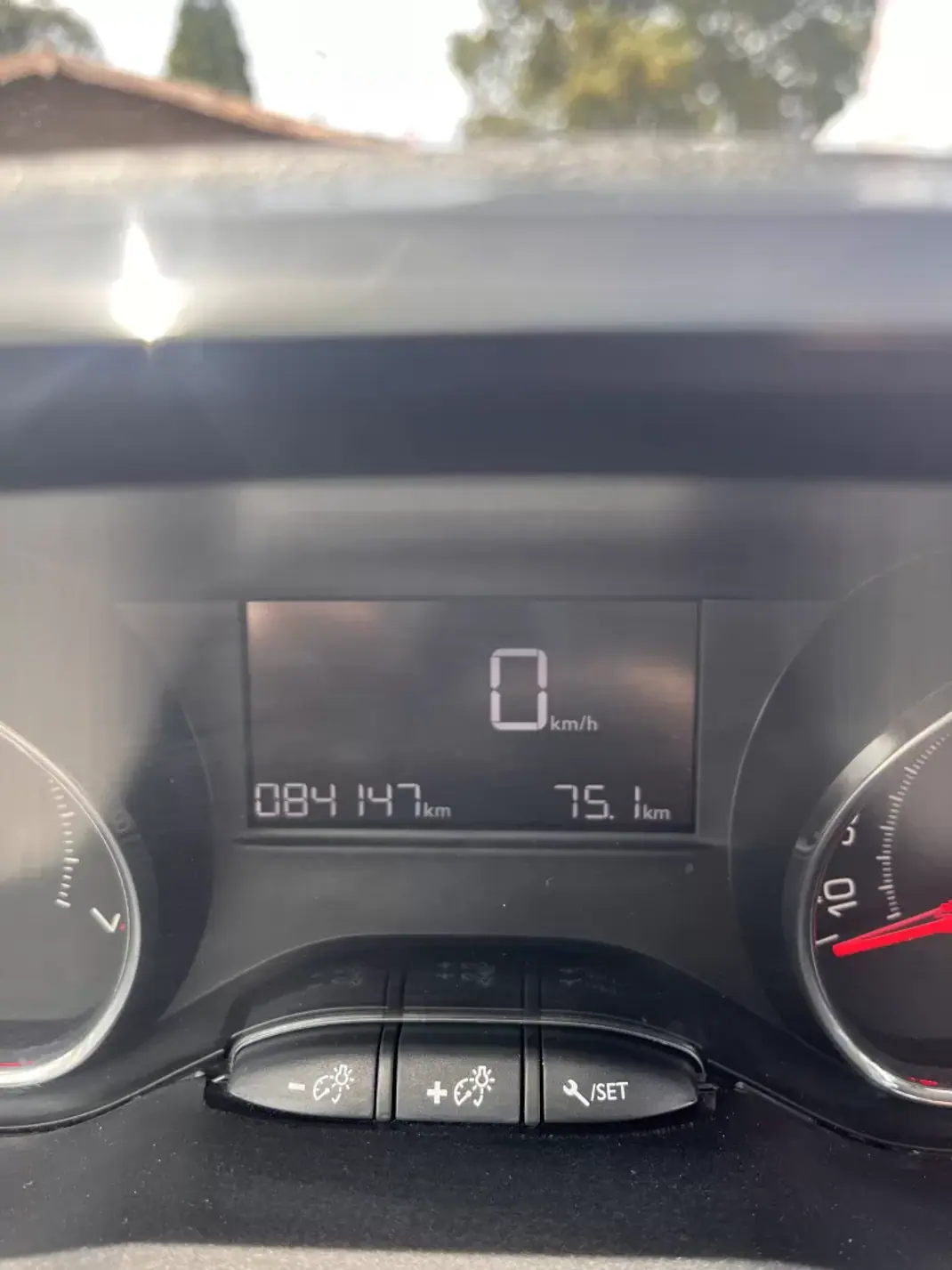 Peugeot 208 2015 - 7250 EUR, 84100 km - AUTO.MOTO.pt - 84100km - foto 14 de 19