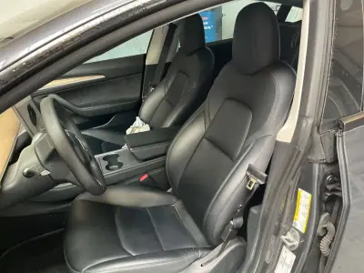 Tesla Model 3 2022 - 26900 EUR, 99326 km - AUTO.MOTO.pt - 99326km - foto 4 de 10