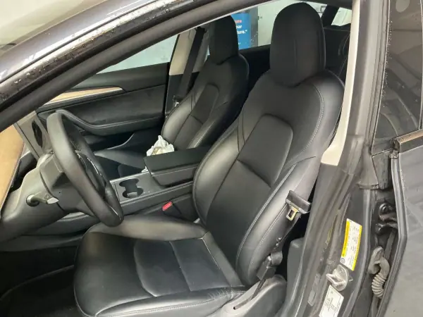 Tesla Model 3 2022 - 26900 EUR, 99326 km - AUTO.MOTO.pt - 99326km - foto 4 de 10