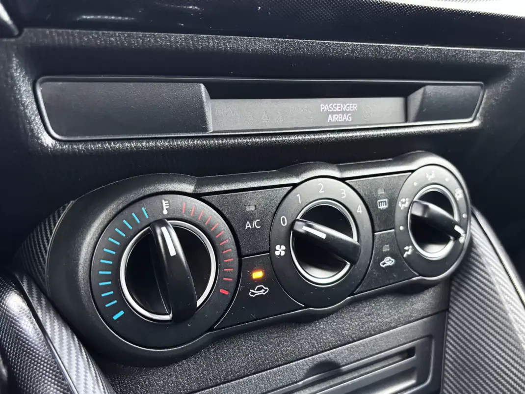 Mazda 2 2015 - 11500 EUR, 75000 km - AUTO.MOTO.pt - 75000km - foto 26 de 33