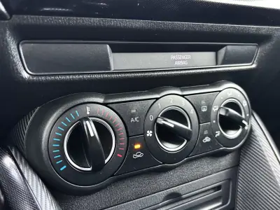 Mazda 2 2015 - 11500 EUR, 75000 km - AUTO.MOTO.pt - 75000km - foto 26 de 33