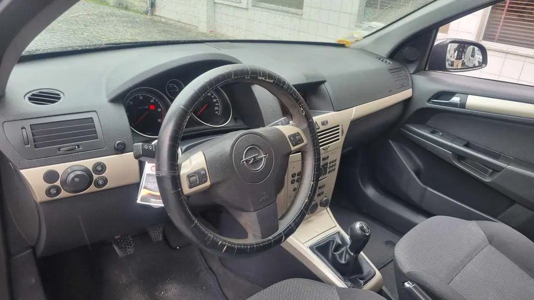 Opel Astra 2009 - 3999 EUR, 158000 km - AUTO.MOTO.pt - 158000km - foto 10 de 15