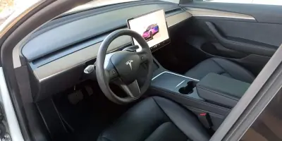 Tesla Model 3 2023 - 30450 EUR, 61000 km - AUTO.MOTO.pt - 61000km - foto 11 de 22