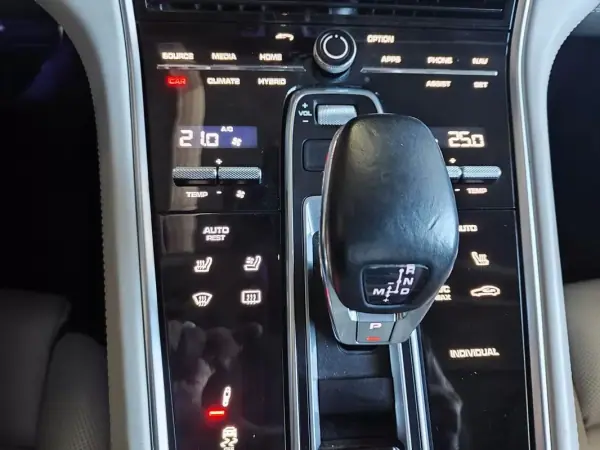 Porsche Panamera 2017 - 67750 EUR, 99900 km - AUTO.MOTO.pt - 99900km - foto 42 de 46