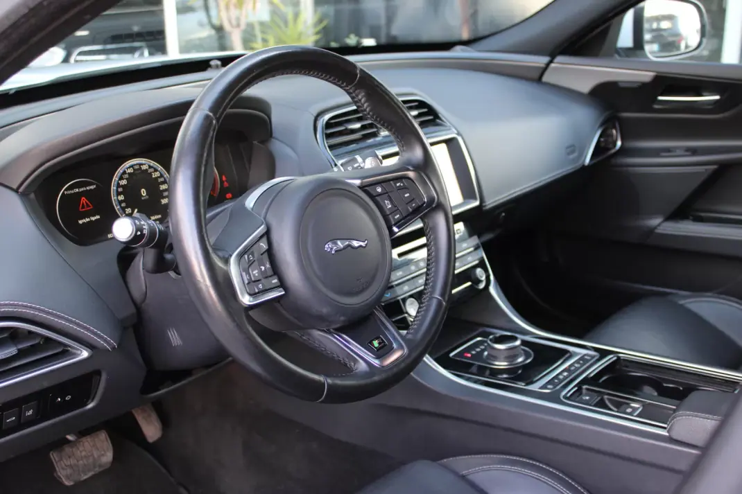 Jaguar XE 2018 - 17900 EUR, 184933 km - AUTO.MOTO.pt - 184933km - foto 7 de 18