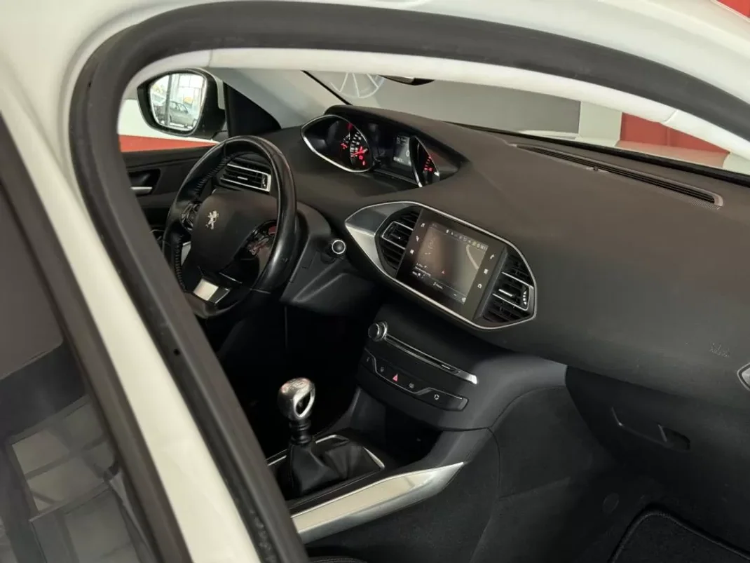 Peugeot 308 2019 - 17990 EUR, 63734 km - AUTO.MOTO.pt - 63734km - foto 12 de 18