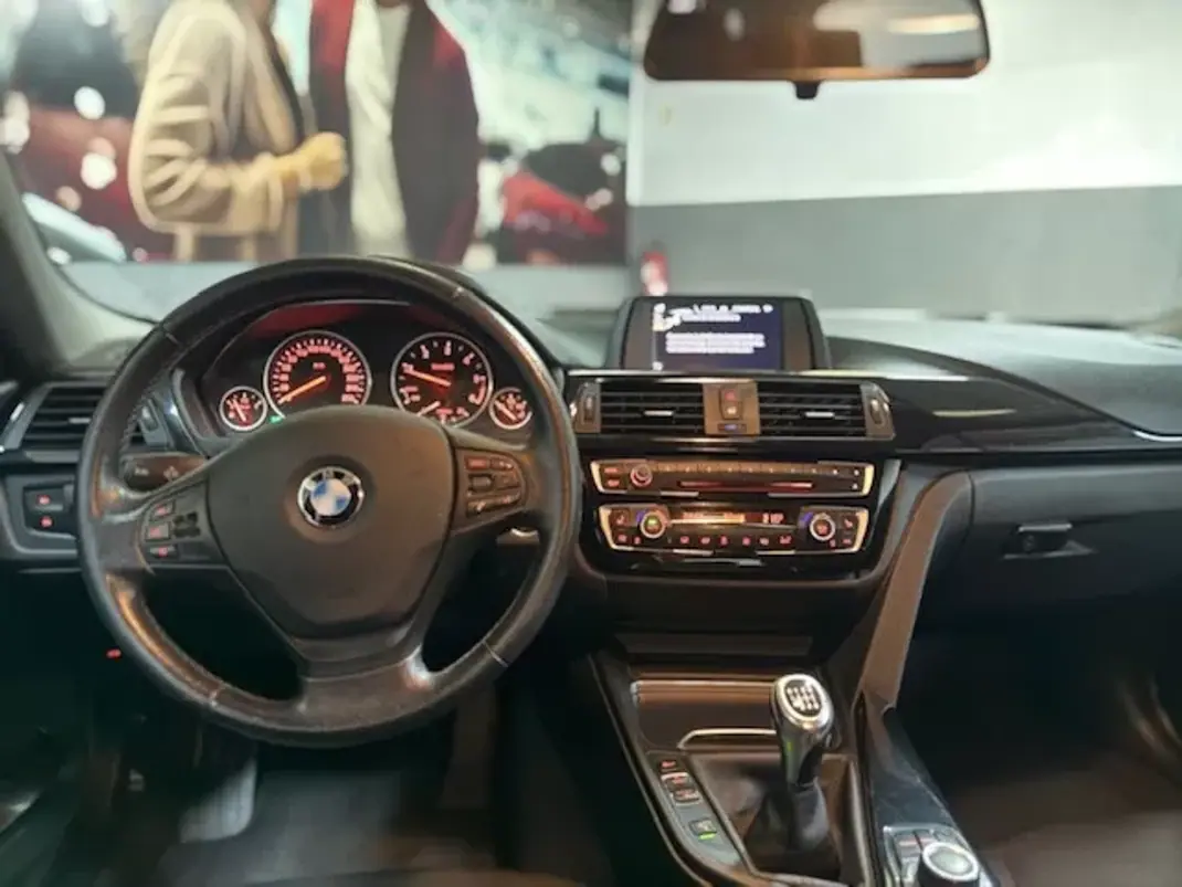 BMW 318 2015 - 12250 EUR, 254090 km - AUTO.MOTO.pt - 254090km - foto 11 de 16