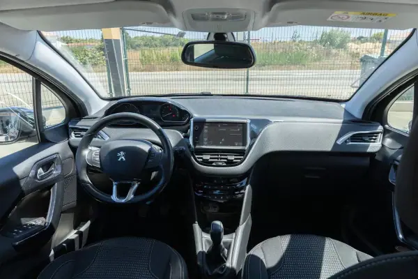 Peugeot 208 2015 - 9990 EUR, 152900 km - AUTO.MOTO.pt - 152900km - foto 19 de 24