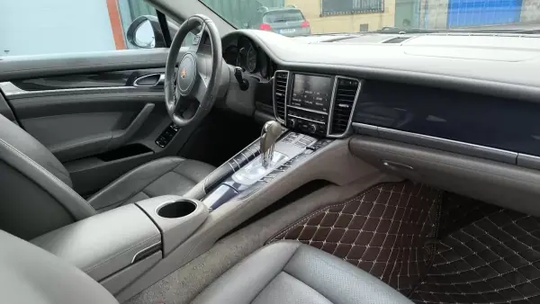 Porsche Panamera 2011 - 26900 EUR, 193000 km - AUTO.MOTO.pt - 193000km - foto 4 de 21