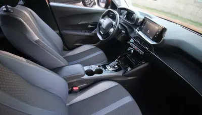 Peugeot e-2008 2020 - 19450 EUR, 54000 km - AUTO.MOTO.pt - 54000km - foto 26 de 41