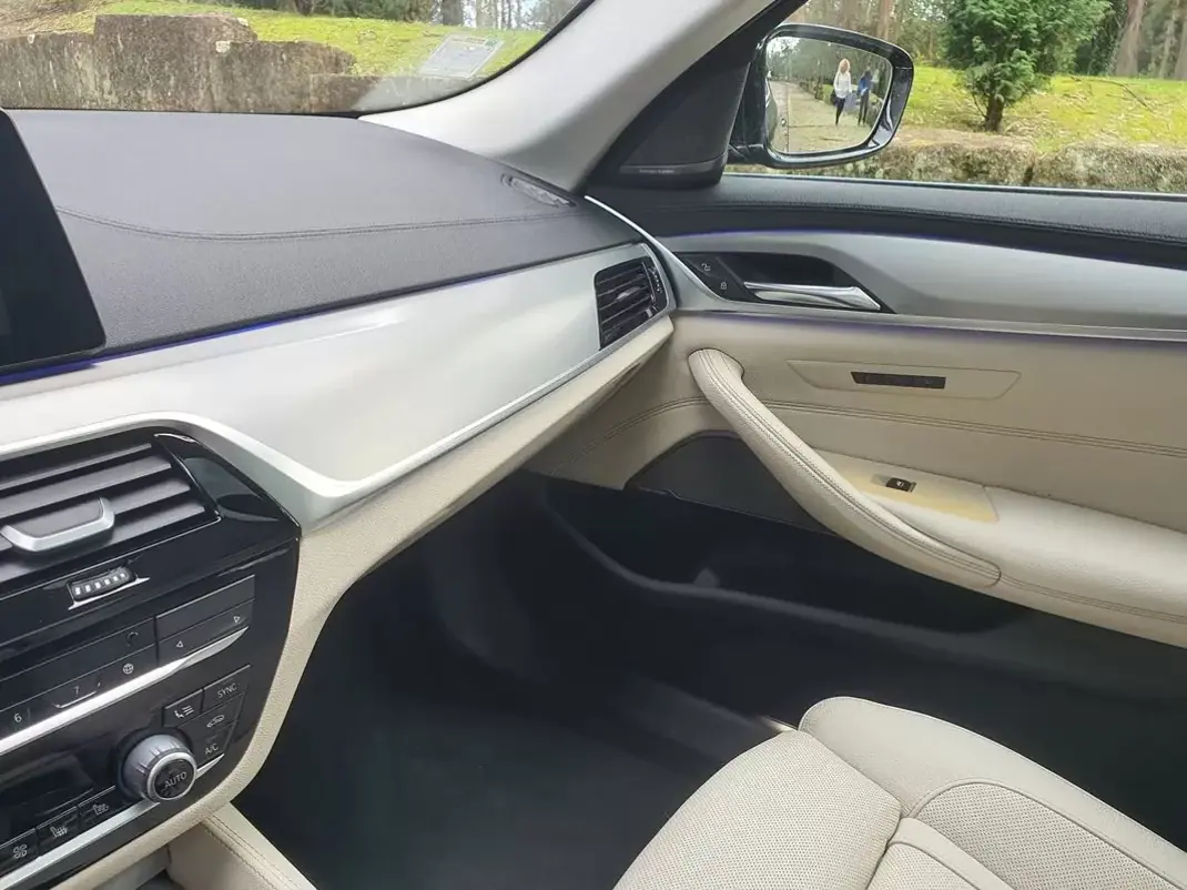 BMW 530e 2019 - 31990 EUR, 7558 km - AUTO.MOTO.pt - 7558km - foto 6 de 27