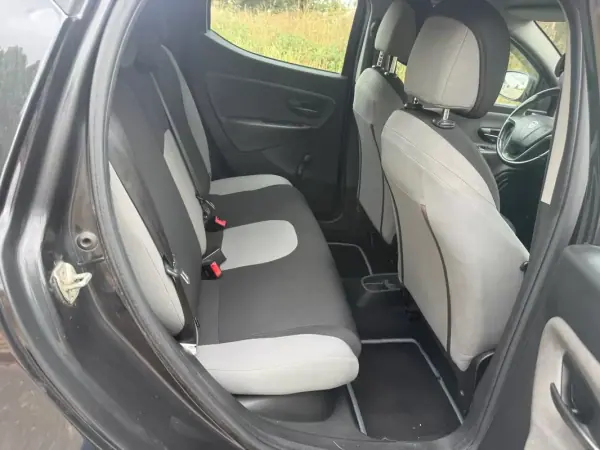 Lancia Ypsilon 2013 - 5990 EUR, 135000 km - AUTO.MOTO.pt - 135000km - foto 17 de 26