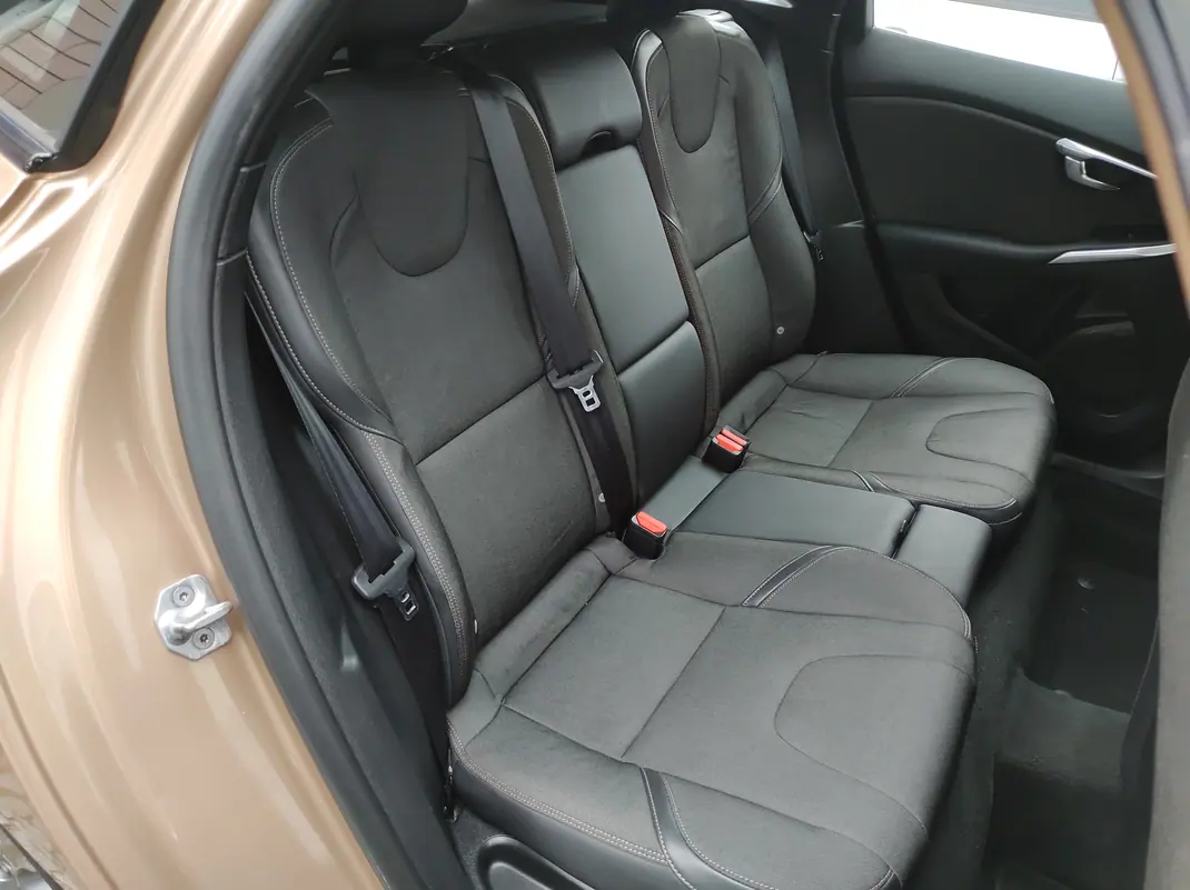Volvo V40 Cross Country 2014 - 9900 EUR, 235000 km - AUTO.MOTO.pt - 235000km - foto 11 de 15