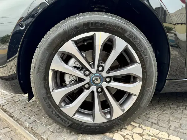 Renault Zoe 2020 - 25500 EUR, 30800 km - AUTO.MOTO.pt - 30800km - foto 30 de 34