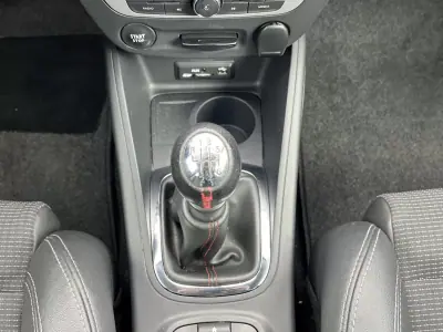 Renault Mégane Sport Tourer 2014 - 7750 EUR, 250000 km - AUTO.MOTO.pt - 250000km - foto 19 de 47