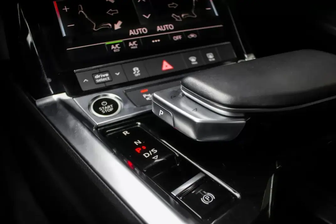 Audi Q8 e-Tron Sportback 2023 - 49900 EUR, 34353 km - AUTO.MOTO.pt - 34353km - foto 20 de 44