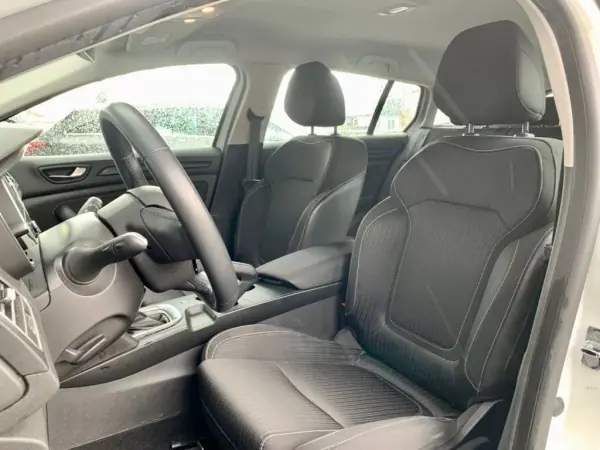 Renault Mégane Sport Tourer 2019 - 16900 EUR, 95084 km - AUTO.MOTO.pt - 95084km - foto 8 de 19