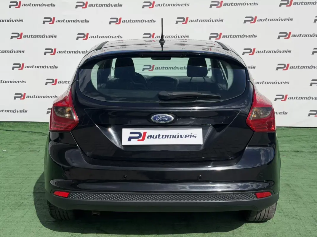 Ford Focus 2012 - 8500 EUR, 203000 km - AUTO.MOTO.pt - 203000km - foto 8 de 16
