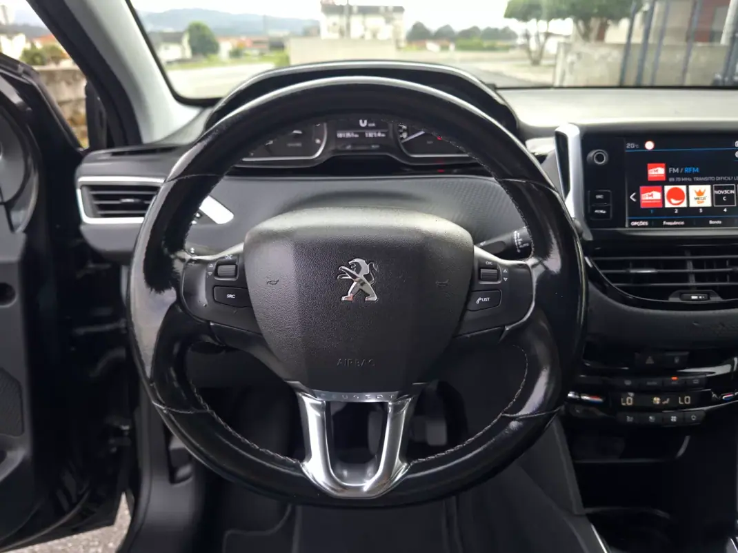 Peugeot 208 2018 - 10990 EUR, 181000 km - AUTO.MOTO.pt - 181000km - foto 16 de 38