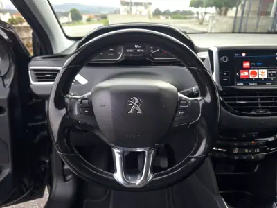 Peugeot 208 2018 - 10990 EUR, 181000 km - AUTO.MOTO.pt - 181000km - foto 16 de 38