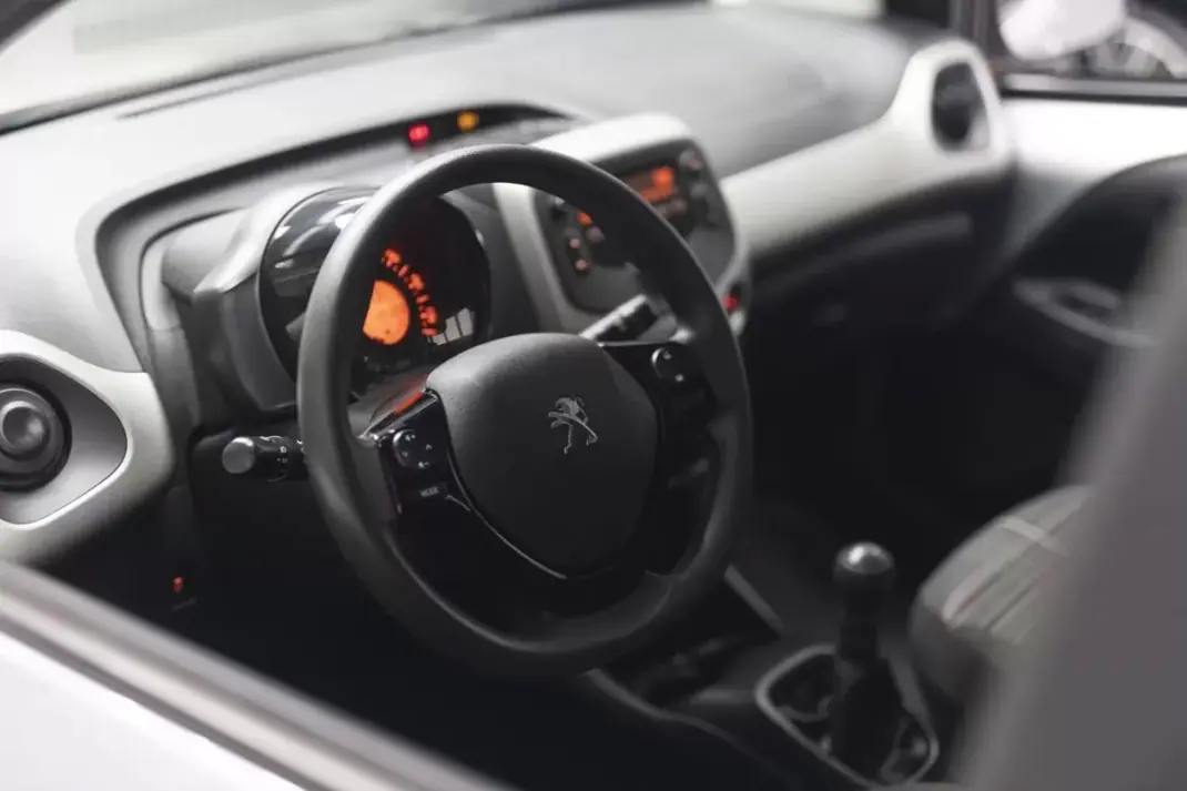 Peugeot 108 2017 - 9500 EUR, 49390 km - AUTO.MOTO.pt - 49390km - foto 18 de 45