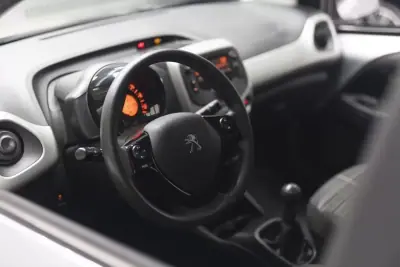 Peugeot 108 2017 - 9500 EUR, 49390 km - AUTO.MOTO.pt - 49390km - foto 18 de 45