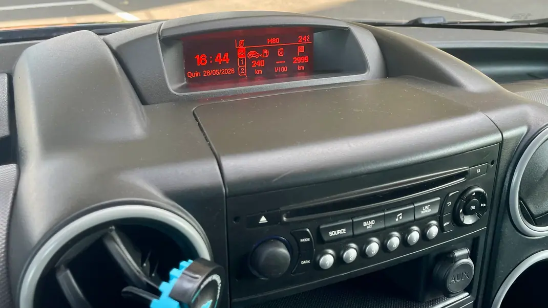 Citroën Berlingo 1.6 BlueHDi Feel 2018 - 12900 EUR, 107000 km - AUTO.MOTO.pt - 107000km - foto 11 de 12