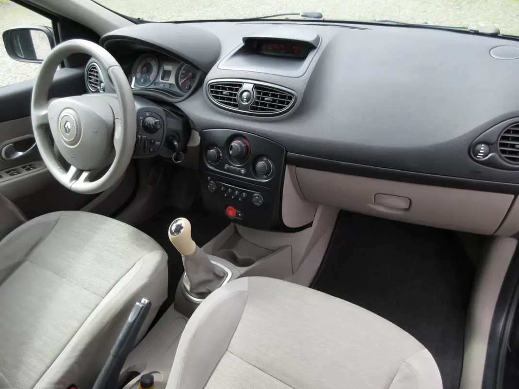 Renault Clio 2006 - 3990 EUR, 249000 km - AUTO.MOTO.pt - 249000km - foto 24 de 38