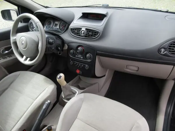 Renault Clio 2006 - 3990 EUR, 249000 km - AUTO.MOTO.pt - 249000km - foto 24 de 38