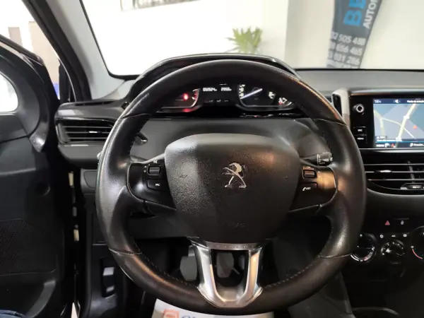 Peugeot 208 2018 - 9750 EUR, 48000 km - AUTO.MOTO.pt - 48000km - foto 15 de 25