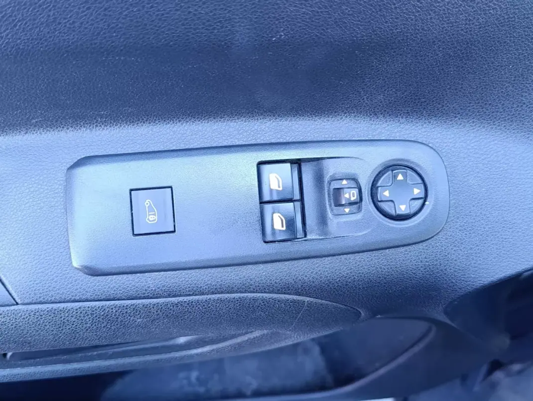 Citroën 2021 - 13900 EUR, 149852 km - 149852km - foto 4 de 11