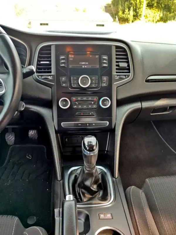Renault Mégane 2016 - 10500 EUR, 136472 km - AUTO.MOTO.pt - 136472km - foto 8 de 15