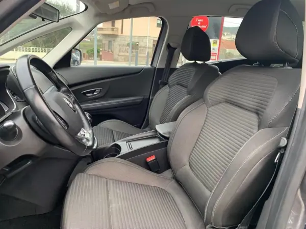 Renault Grand Scénic 2017 - 14900 EUR, 171000 km - AUTO.MOTO.pt - 171000km - foto 6 de 14