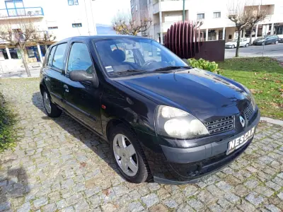 Renault Clio 2002 - 2499 EUR, 222699 km - AUTO.MOTO.pt - 222699km - foto 3 de 9