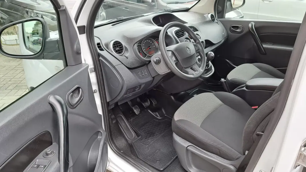 Renault TRAFIC L2H1 125CV 2019 - 19900 EUR, 106110 km - AUTO.MOTO.pt - 106110km - foto 10 de 24