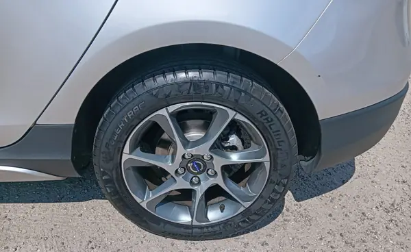 Volvo V40 Cross Country 2016 - 11000 EUR, 220000 km - AUTO.MOTO.pt - 220000km - foto 8 de 13