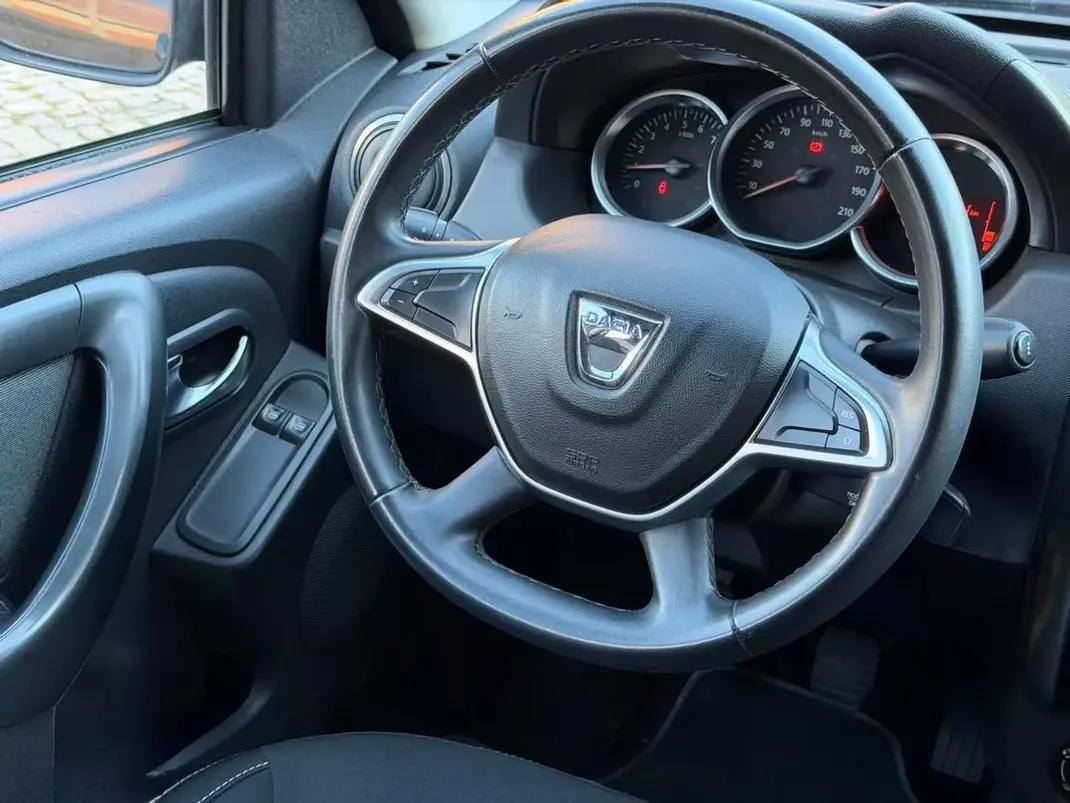 Dacia Duster 2018 - 12900 EUR, 131000 km - AUTO.MOTO.pt - 131000km - foto 17 de 31