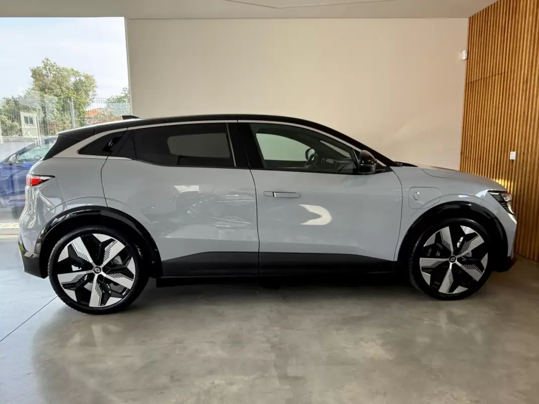 Renault Mégane E-Tech 2022 - 24999 EUR, 27000 km - AUTO.MOTO.pt - 27000km - foto 34 de 116