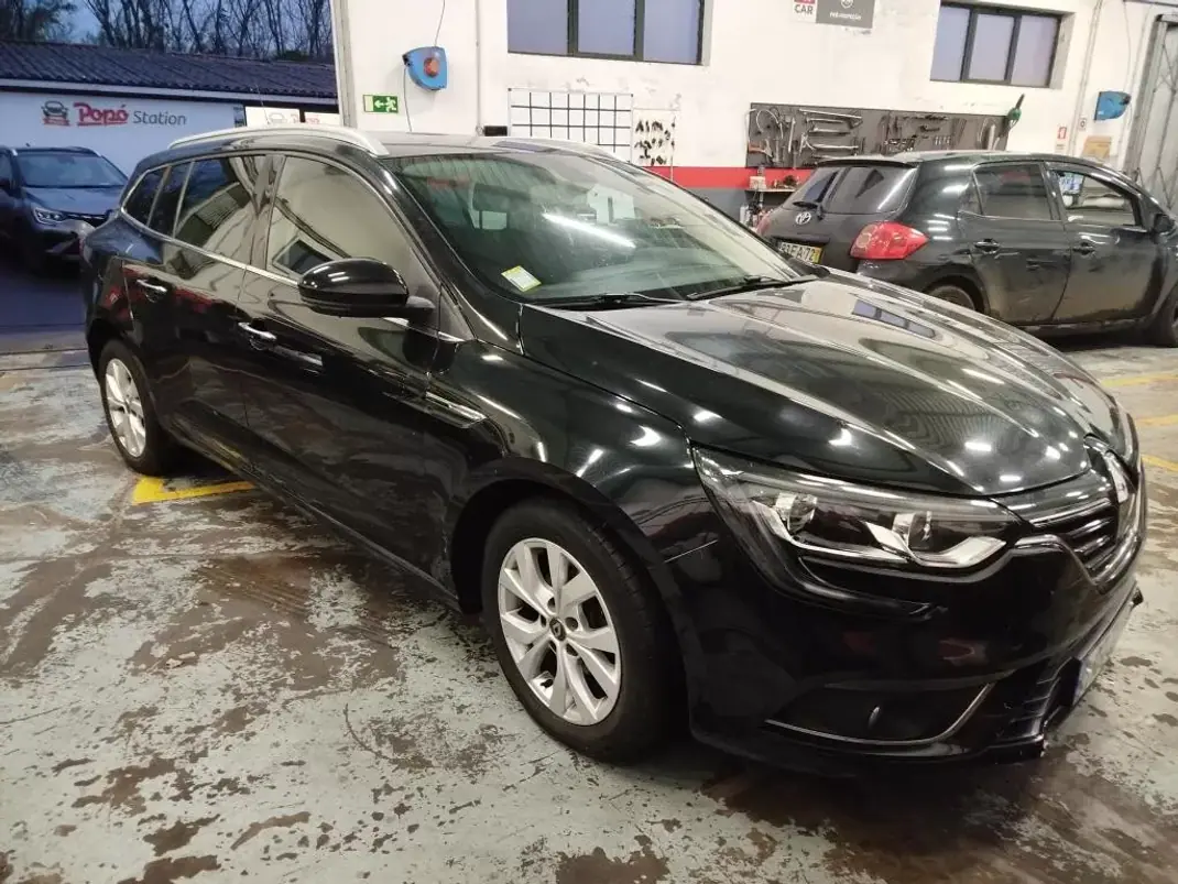 Renault Mégane Sport Tourer 2020 - 14499 EUR, 91021 km - AUTO.MOTO.pt - 91021km - foto 4 de 10