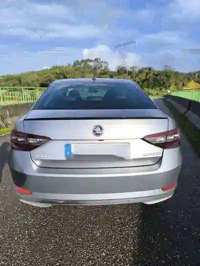 Skoda Superb 2018 - 21990 EUR, 100000 km - AUTO.MOTO.pt - 100000km - foto 14 de 15