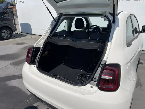 Fiat 500e 2022 - 15900 EUR, 86721 km - AUTO.MOTO.pt - 86721km - foto 17 de 35