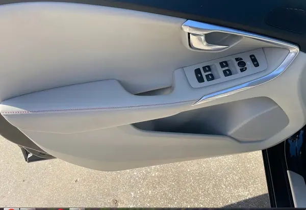 Volvo V40 2015 - 11000 EUR, 169000 km - AUTO.MOTO.pt - 169000km - foto 19 de 24
