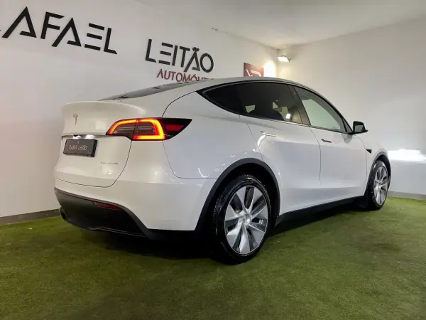 Tesla Model Y 2023 - 39500 EUR, 48000 km - 48000km - foto 9 de 43