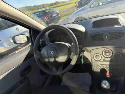 Renault Clio 2006 - 3850 EUR, 254586 km - AUTO.MOTO.pt - 254586km - foto 9 de 19